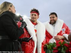 Netflix a NFL „rokujú o pridaní až štyroch hier do streamovacieho giganta“ Rozohrávač Kansas City Chiefs Patrick Mahomes (15) a utiahnutý Travis Kelce (87) sú v rozhovore s reportérkou Netflixu Stacey Dales po výhre proti Pittsburgh Steelers.