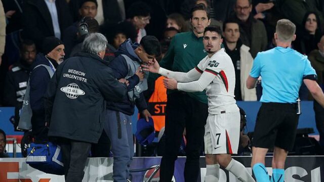 Neto sa ospravedlňuje za to, že pretlačil PSG loptu
