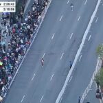 Nathana Martina (hore) možno vidieť, ako prenasleduje svojho kenského rivala, keď sa blížia do cieľa