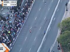 Neuveriteľný moment, keď americký bežec šprintuje okolo súpera na čiare, aby vyhral LA Maratón v najbližšom cieli v histórii Nathana Martina (hore) možno vidieť, ako prenasleduje svojho kenského rivala, keď sa blížia do cieľa