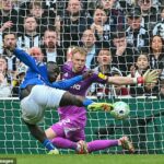 Newcastle 1-2 Sunderland: Brian Brobbey vedie hostiteľov, ktorí chcú napísať svoje meno do folklórneho derby Tyne-Wear - keď sa vyrovnanosť Newcastlu vyparí a znásobí týždeň nočnej mory Eddieho Howea