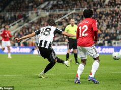 Newcastle 2:1 Man United: Toon pokrčil ramenami jasnú nespravodlivosť, aby porazil úbohých Red Devils a ukončil neporaziteľnosť Michaela Carricka v hre, ktorá ukázala, ako futbal zostáva úžasne nepredvídateľný, píše IAN LADYMAN Úžasný zásah Williama Osulu v nadstavenom čase priniesol Newcastlu víťazstvo nad Man United
