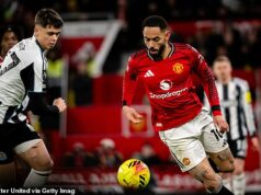 Newcastle bude pri nábore „žiť alebo zomrieť“ a práve teraz krváca – takto ich Man United nechal v prestupovej stope, od škodlivých chýb minulé leto až po krutý zvrat, ktorý ich zdržal. Zatiaľ čo Benjamin Sesko, Bryan Mbeumo a Matheus Cunha (vpravo) oživili útok Man United, útočníci Newcastlu sú v strede poľa, na lavičke alebo mimo formy.