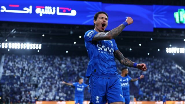 Darwin Nunez oslavuje strelenie svojho prvého gólu počas zápasu Saudi Pro League medzi Al Hilal a Al Riyadh.