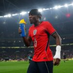 Noni Madueke z Anglicka pije z fľaše Lucozade