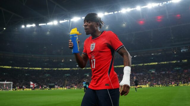 Noni Madueke bol spozorovaný v kolennej ortéze, keď sa zranenie Noni Madueke z Anglicka pije z fľaše Lucozade