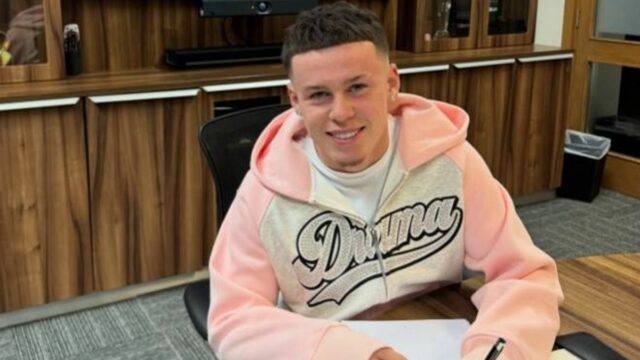 Nová zmluva Kaia Rooneyho, zákaz nosenia vlastných topánok, odpoveď na „ponuku“ Man Utd
