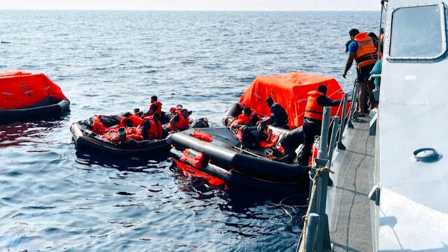 Nové video ukazuje záchranu iránskych námorníkov po útoku USA na loď | Al-Džazíra
