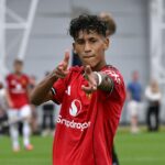 JJ Gabriel z Manchestru United oslavuje štvrtý gól svojho tímu v zápase počas Premier League hráčov do 18 rokov medzi Manchester United U18 a Middlesbrough U18 na tréningovom ihrisku Carrington.