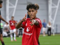 Novinky z Man Utd: Zákaz JJ Gabriel vysvetlil Michael Carrick, Wonderkid hovorí o šéfovi JJ Gabriel z Manchestru United oslavuje štvrtý gól svojho tímu v zápase počas Premier League hráčov do 18 rokov medzi Manchester United U18 a Middlesbrough U18 na tréningovom ihrisku Carrington.