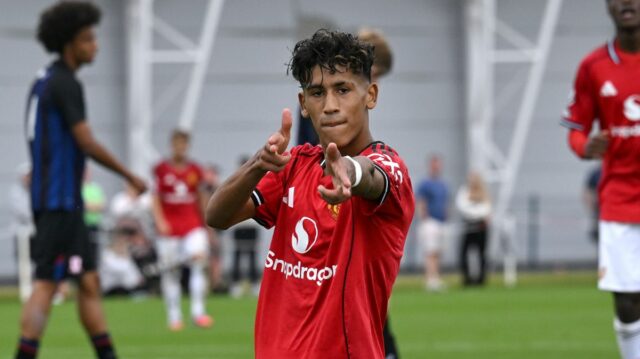 Novinky z Man Utd: Zákaz JJ Gabriel vysvetlil Michael Carrick, JJ Gabriel z Manchestru United oslavuje štvrtý gól svojho tímu v zápase počas Premier League hráčov do 18 rokov medzi Manchester United U18 a Middlesbrough U18 na tréningovom ihrisku Carrington.