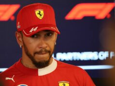 Nový partner Lewisa Hamiltona, ktorého čisté imanie zatieni všetkých pilotov F1 dohromady Kim Kardashian a Lewis Hamilton videli na Super Bowl LX na Levi's Stadium 8. februára 2026 v Santa Clare v Kalifornii.