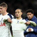 Micky van de Ven a Xavi Simons sa na to skľúčene pozerajú