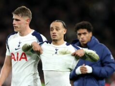 O tom, či sa história zopakuje, rozhodol zostupový osud Tottenhamu v Premier League Micky van de Ven a Xavi Simons sa na to skľúčene pozerajú