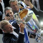 Roman Abramovich oslavuje prvý triumf Chelsea v Lige majstrov v roku 2012 - rok po začiatku finančného šikanovania, o ktorom sa neskôr sami prihlásili noví majitelia klubu.