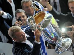 OLIVER HOLT: Prečo sa bojím toho, čo príde v verdikte Manchestru City v 115 obvineniach po žalostne miernom treste Chelsea Roman Abramovich oslavuje prvý triumf Chelsea v Lige majstrov v roku 2012 - rok po začiatku finančného šikanovania, o ktorom sa neskôr sami prihlásili noví majitelia klubu.