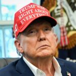 Americký prezident Donald Trump drží trofej z majstrovstiev sveta vo futbale v Oválnej pracovni Bieleho domu vo Washingtone