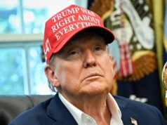 Obavy z majstrovstiev sveta vo futbale sa objavujú, keď nominant Donalda Trumpa na DHS vyvoláva poplašné zvony Americký prezident Donald Trump drží trofej z majstrovstiev sveta vo futbale v Oválnej pracovni Bieleho domu vo Washingtone