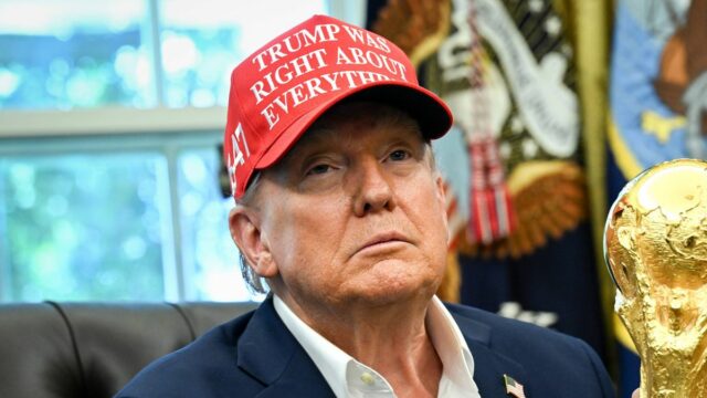 Americký prezident Donald Trump drží trofej z majstrovstiev sveta vo futbale v Oválnej pracovni Bieleho domu vo Washingtone