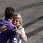 Pretekár NASCAR Denny Hamlin po nedeľnom víťazstve emocionálne objal svoju matku