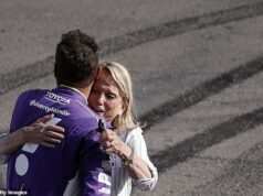 Obchodný partner Michaela Jordana Denny Hamlin si užíva emotívne prvé víťazstvo v NASCAR po tom, čo prišiel o otca pri požiari domu… s rodinou sa k nemu pridala na trati v Las Vegas Pretekár NASCAR Denny Hamlin po nedeľnom víťazstve emocionálne objal svoju matku