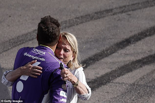 Obchodný partner Michaela Jordana Denny Hamlin si užíva emotívne prvé Pretekár NASCAR Denny Hamlin po nedeľnom víťazstve emocionálne objal svoju matku