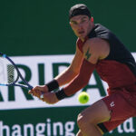 Jack Draper trafil strelu počas víťazstva nad Robertom Bautistom Agutom na turnaji BNP Paribas Open v Indian Wells, Kalifornia, 7. marca 2026.
