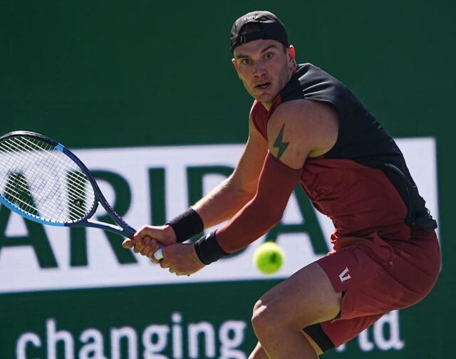 Jack Draper trafil strelu počas víťazstva nad Robertom Bautistom Agutom na turnaji BNP Paribas Open v Indian Wells, Kalifornia, 7. marca 2026.