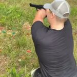 Objavili sa zábery, na ktorých profesionálny hráč cornhole a štvornásobne amputovaný Dayton James Webber vystrelil z dvoch zbraní po svojom zatknutí na základe obvinenia z vraždy.