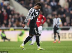 Obrovská kontroverzia, keďže hviezda Newcastlu bola vylúčená proti Man United po tom, čo dostala druhú žltú za POTÁPANIE v chaotickom prvom polčase Jacob Ramsey bol vylúčený po druhej žltej karte za simulovanie