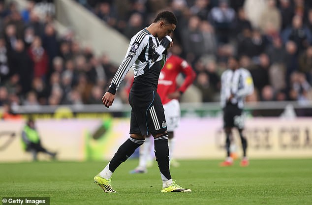 Obrovská kontroverzia, keďže hviezda Newcastlu bola vylúčená proti Man United Jacob Ramsey bol vylúčený po druhej žltej karte za simulovanie