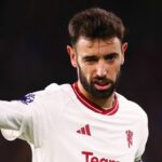 Bruno Fernandes z Manchestru United ukazuje palec hore počas zápasu Premier League medzi Wolverhampton Wanderers a Manchester United v Molineux 1. februára 2024 v anglickom Wolverhamptone.