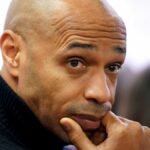 Edu z Arsenalu, Thierry Henry z Arsenalu Lauren z Arsenalu a Denis Bergkamp z Arsenalu oslavujú počas zápasu Premier League medzi Arsenalom a Chelsea na Highbury 18. októbra 2003 v Londýne v Anglicku.