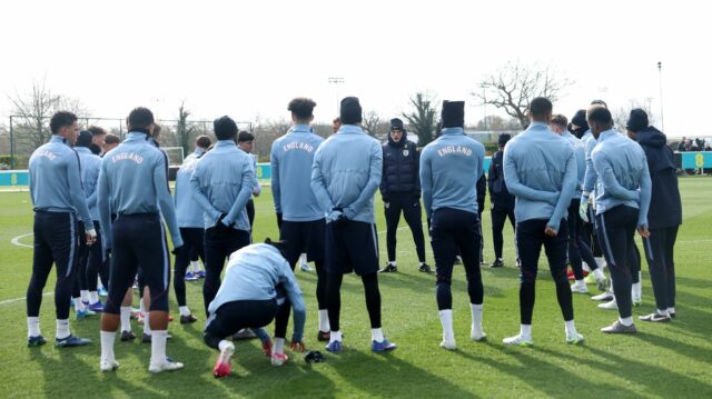 Obyvatelia anglickej základne majstrovstiev sveta vo futbale dostanú ako ospravedlnenie Anglickí hráči na tréningu