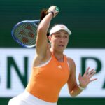 Jessica Pegula bozkáva dubajskú trofej po tom, čo vo finále 21. februára zdolala Elinu Svitolinovú.