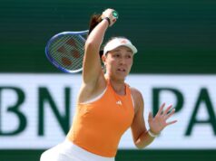 Oddanosť Jessicy Pegulovej tvrdej práci každý deň z nej urobila líderku Jessica Pegula bozkáva dubajskú trofej po tom, čo vo finále 21. februára zdolala Elinu Svitolinovú.