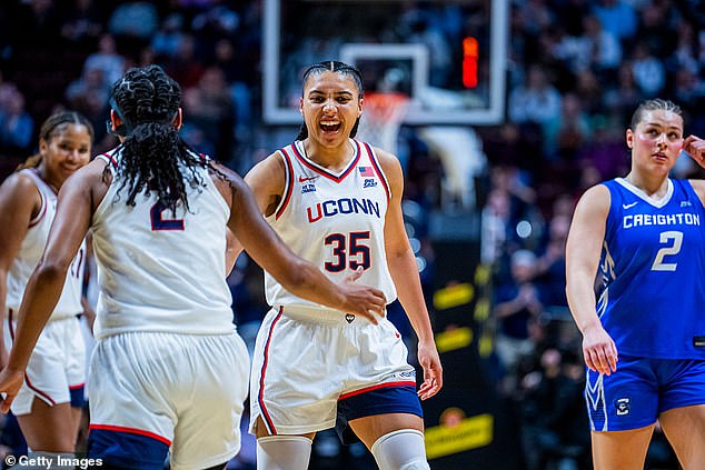 Odhalená skupina Women's March Madness: Neporazená UConn odovzdala prvé miesto UConn bola v nedeľu ocenená ako prvá na ženskom turnaji NCAA