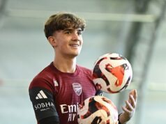 Odhalené: Ako nový hrdina Arsenalu Max Dowman oslnil spoluhráčov na tréningu a ponížil dvakrát starších hráčov, úlohu jeho rodiny v jeho raketovom vzostupe – a anglickú hviezdu, ktorá si ho vzala pod svoje krídla. Arsenal bol pochopiteľne opatrný v súvislosti s témou ich mladej hviezdy Maxa Dowmana