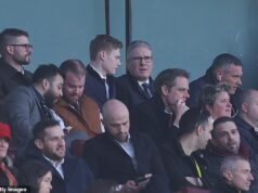 Odhalené: Bývalý anglický šéf Gareth Southgate si zahrá v novom dokumente BBC, Starmer ukradne pozornosť vo Wembley a posledný pokus EFL prelomiť Ameriku – INSIDE SPORT Fanúšik Arsenalu Sir Keir Starmer (na obrázku v Emirates začiatkom tohto mesiaca) sa zúčastňuje dnešného finále Carabao Cupu medzi Gunners a Man City.