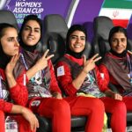 Iránsky kapitán Zahra Ghanbari (na obrázku, druhá zľava), Mona Hamoudi (v strede) a Atefeh Ramezanizadeh (vpravo) dostali azyl v Austrálii.