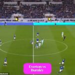 Everton zo včerajšieho výkopu proti Burnley naštartoval loptu vysoko do vzduchu