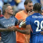 Luis Enrique (druhý vľavo) chytí tvár Joaa Pedra vo finále MS klubov vlani v júli