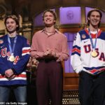 Americká hokejová hviezda Quinn Hughes (vľavo) bola vypískaná počas skúšania na Saturday Night Live