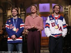 Odhalené: Šokujúca reakcia davu SNL po TOMTO Trumpovom telefonáte udelila mužským hokejovým hviezdam tímu USA… ale nikdy sa nedostalo do vysielania Americká hokejová hviezda Quinn Hughes (vľavo) bola vypískaná počas skúšania na Saturday Night Live