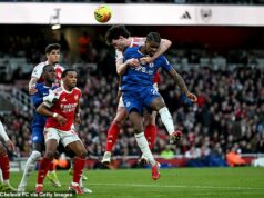 Odhalené: Tri chyby VAR, z ktorých profitoval Arsenal pri jeho kandidatúre na titul v Premier League Declan Rice mal byť potrestaný za vyššie uvedenú hádzanú proti Chelsea