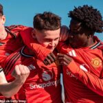 Odlomte starý blok! Super-sub Kai Rooney vyrába ľadovo studený povrch pre Man United U18 - a Sir Jim Ratcliffe to sleduje z tribúny