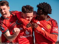 Odlomte starý blok! Super-sub Kai Rooney vyrába ľadovo studený povrch pre Man United U18 – a Sir Jim Ratcliffe to sleduje z tribúny Odlomte starý blok! Super-sub Kai Rooney vyrába ľadovo studený povrch pre Man United U18 - a Sir Jim Ratcliffe to sleduje z tribúny