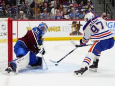 Oilers nip Avalanche po tom, čo sa Nathan MacKinnon dostal do hry NHL: Edmonton Oilers v Colorade Avalanche