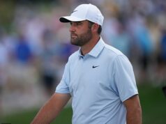 Okamžik zúrivosti Scottie Scheffler vystrelil loptu do jazera v ohromujúcom roztavení po nevydarenom putte Scottie Scheffler utrpel v piatok na Arnold Palmer Invitational ohromujúci kolaps