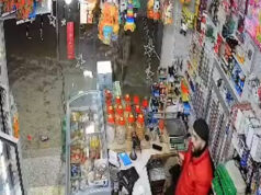 Okamžite izraelský vojak hádže omračujúci granát na obchod neďaleko Ramalláhu | Newsfeed Okamžite izraelský vojak hádže omračujúci granát na obchod neďaleko Ramalláhu | Newsfeed